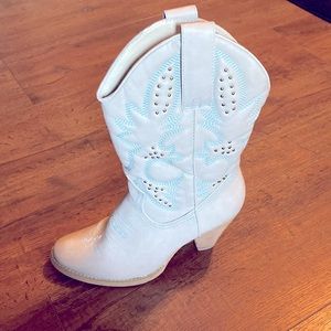 🩵SOLD - MERCARI🩵Very Volatile Off White Cowgirl Boots